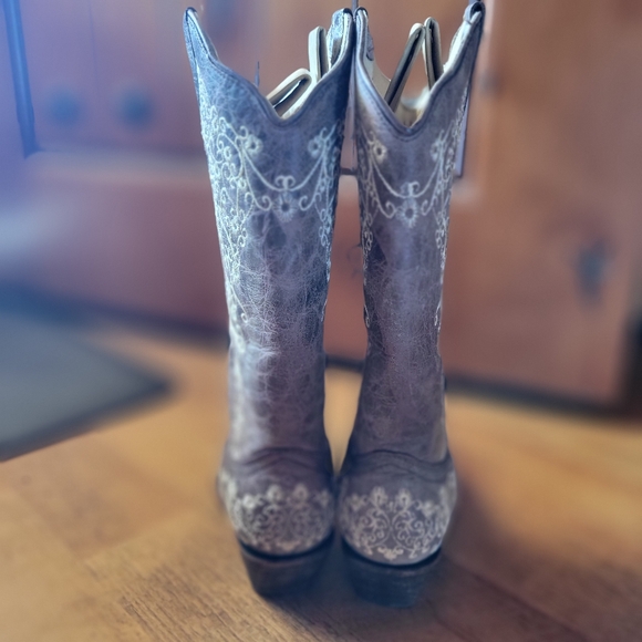 Corral Boots With Cream Embroidered Design - Picture 3 of 9